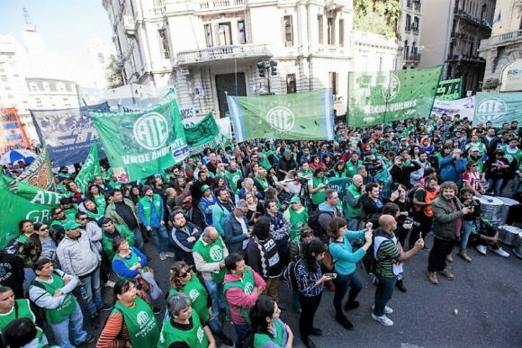 ¡Solidaridad con los trabajadores estatales argentinos!